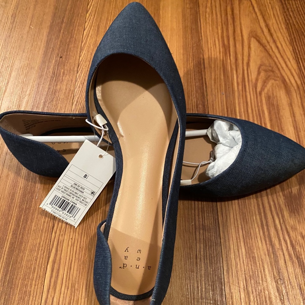 Brand bee shoe with tag